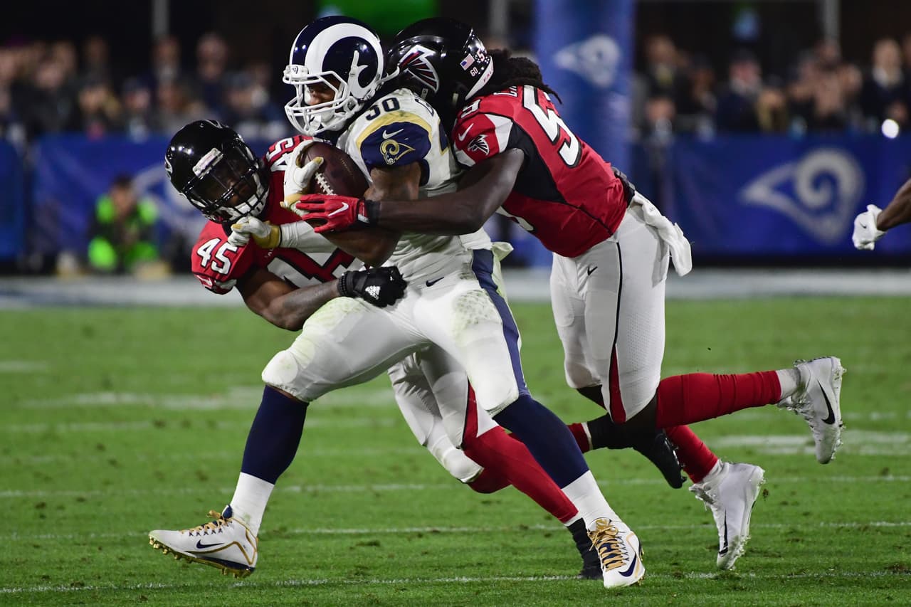 Todd Gurley aportó 101 yardas por la vía terrestre producto de 14 acarreos.