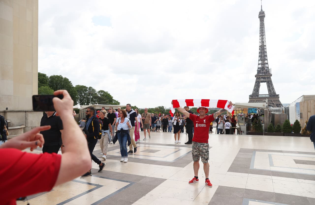 Los aficionados del Liverpool y Real Madrid comienzan a invadir las calles de París a unas horas de la Final de Champions League.