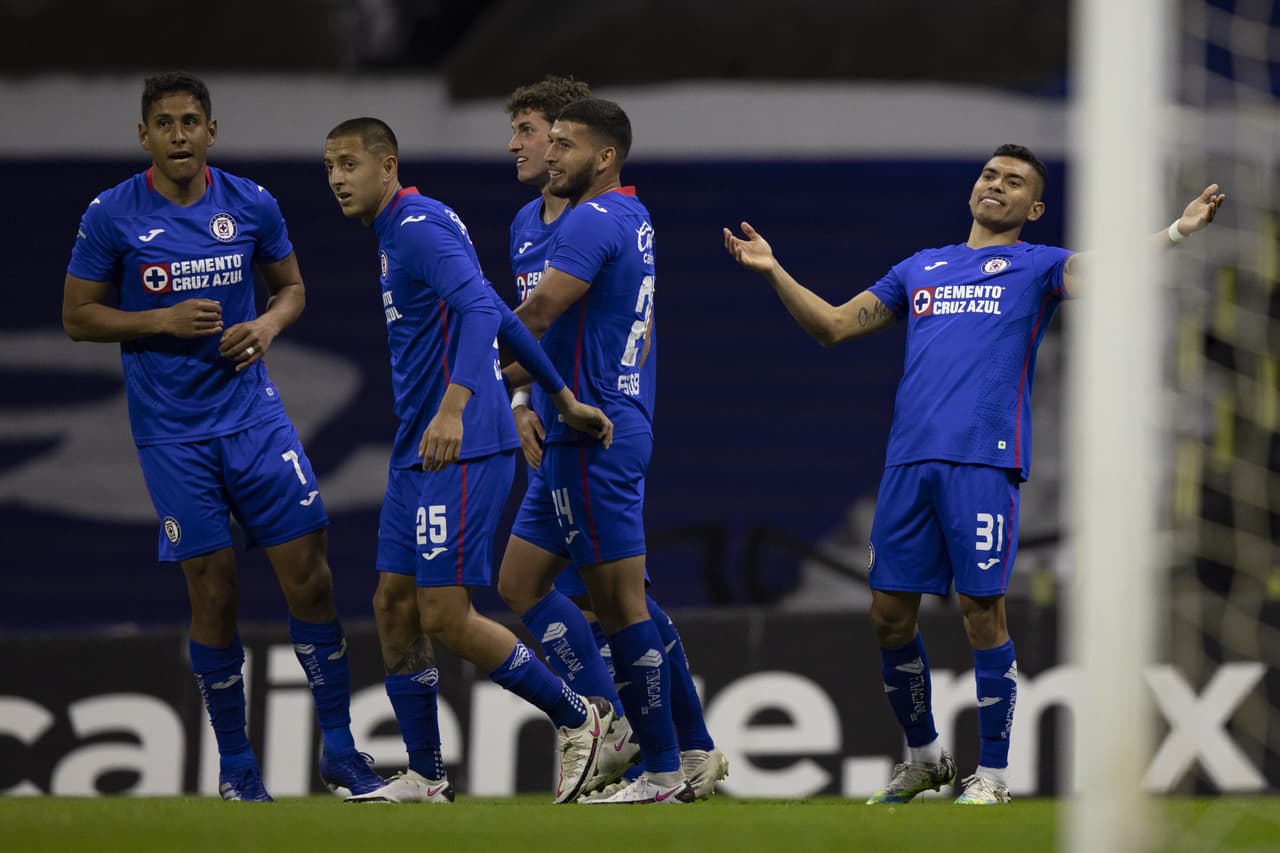 Dinenno rescató el resultado en la recta final para clasificar a la fiesta grande en segundo lugar. | Orbelín Pineda abrió el marcador para los cementeros; Juan Ignacio Dinenno (86’, 90’) emparejó los cartones y dio vuelta al juego en la recta final. Pumas y Cruz Azul clasifican directamente a la Liguilla en las posiciones segunda y cuarta, respectivamente.