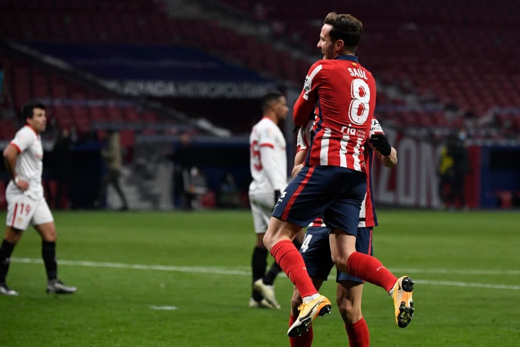 Ángel Correa (17’) y Saúl Ñíguez (76’) marcaron los goles de los colchoneros en el Metropolitano. Atlético de Madrid llegó a 41 unidades; los merengues los persiguen con 37 puntos. El siguiente duelo de los del ‘Cholo’ en La Liga será visitando al Eibar.
