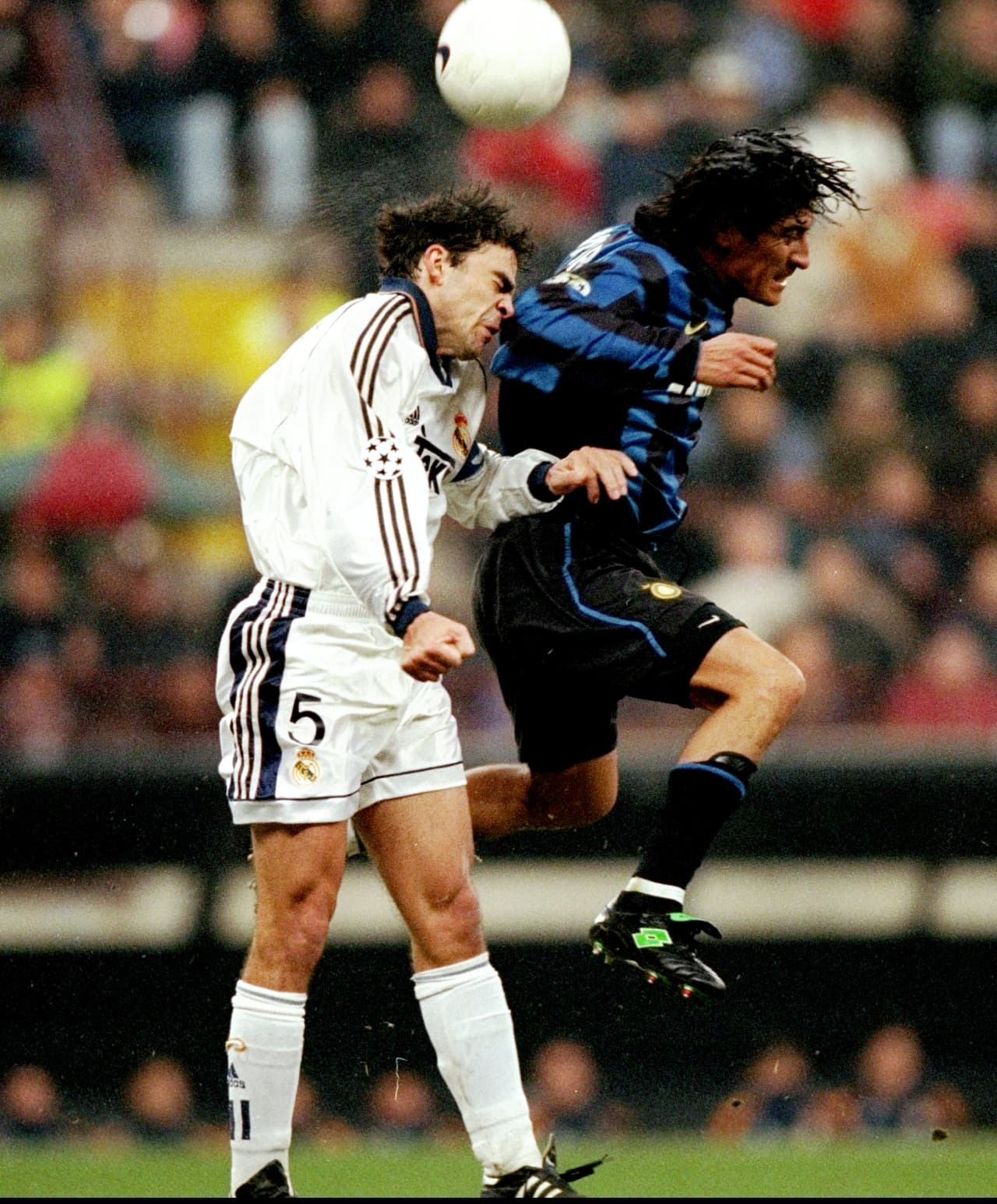 Iván Zamorano se midió ante su exequipo, el Real Madrid, con el Inter de Milán en la Champions League.
