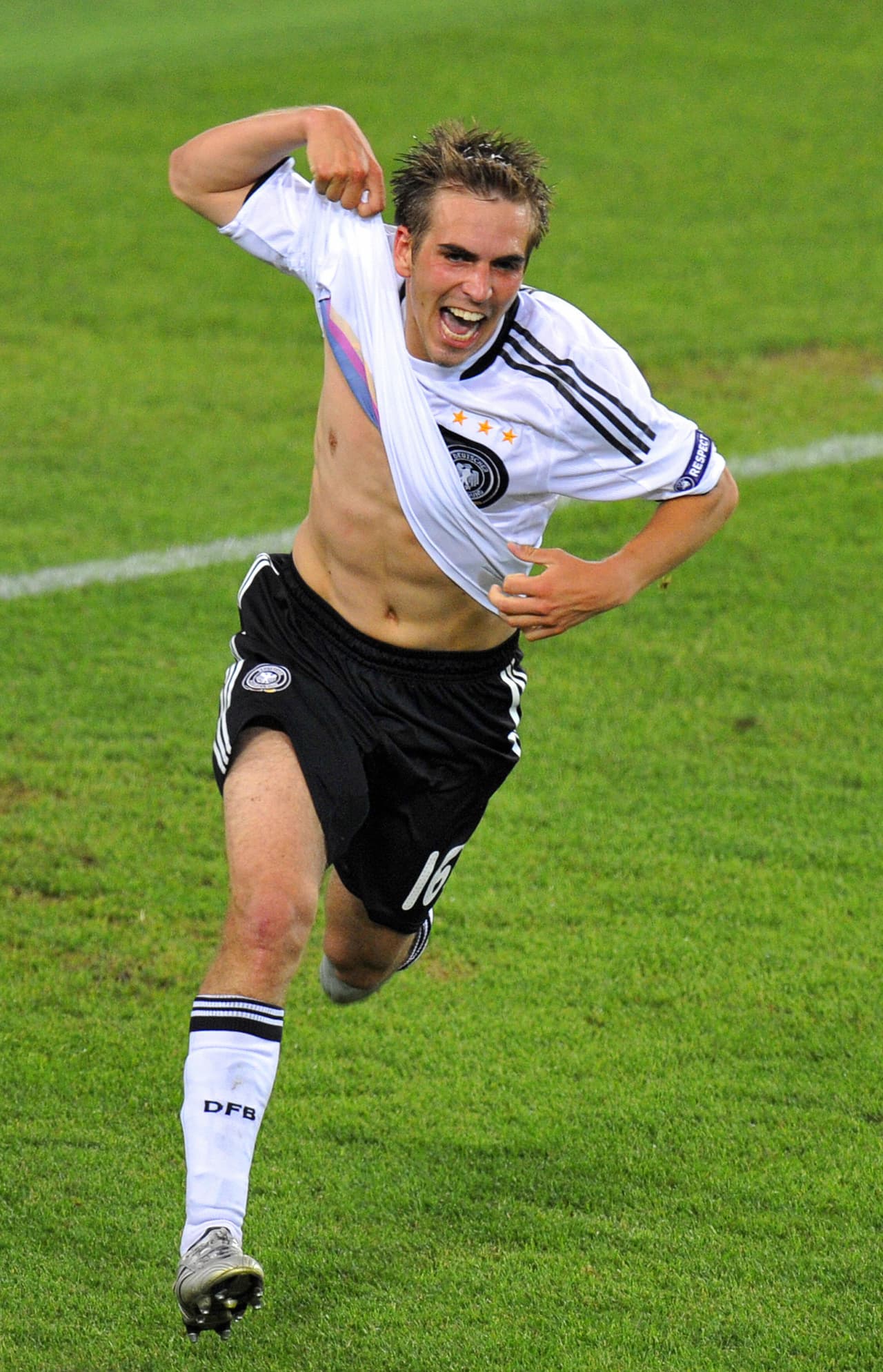 Löw puso a Lahm por izquierda de modo que pudo enganchar a su pie derecho y rematar.