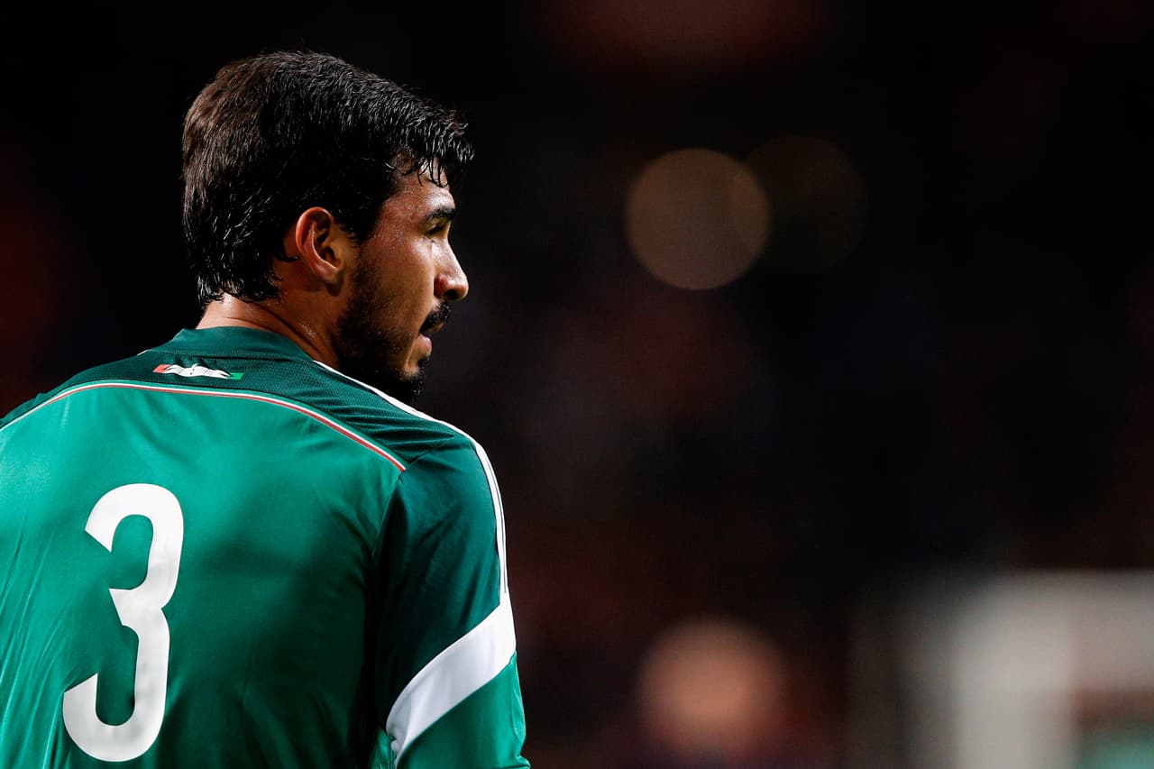 Oswaldo Alanís. También es de los hombres que ha sido llamado constantemente en procesos anteriores, su buen juego aéreo para atacar y defender lo tienen como uno de los hombres importantes de Chivas.