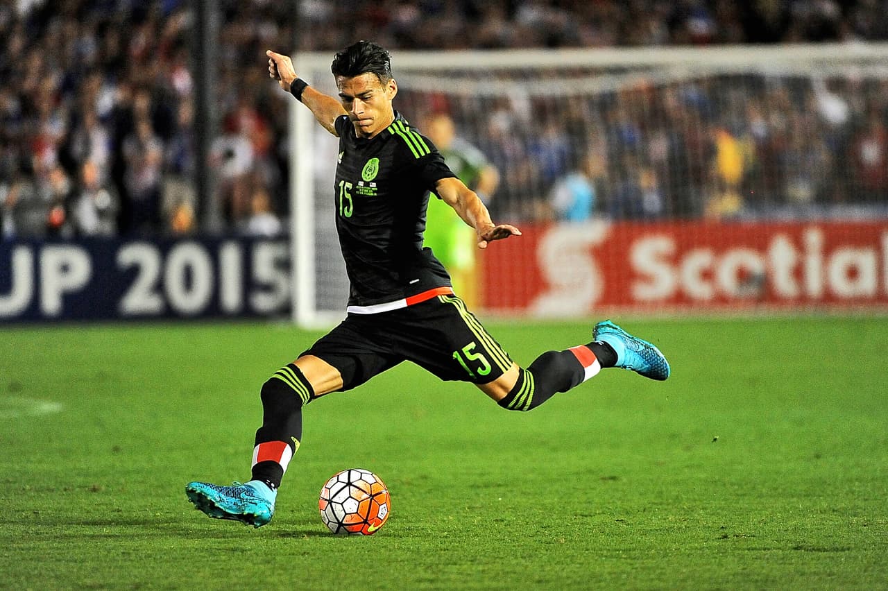 Héctor Moreno. Si bien ha pasado por algunos altibajos en Holanda, es de los Europeos con mayor regularidad y ante la ausencia de Rafael Márquez está llamado a ser el líder de la zaga mexicana.