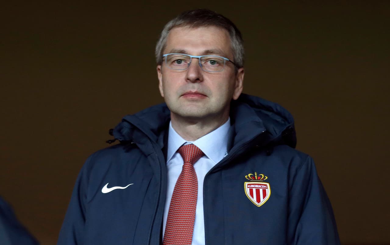 El ruso Dmitri Rybolovlev es el dueño de Mónaco desde 2013 y a logrado ubicar al equipo del Principado entre los grandes de Europa con una inversión en esa temporada de 160.700.000 euros, unos 184.426.000 dólares aproximadamente.