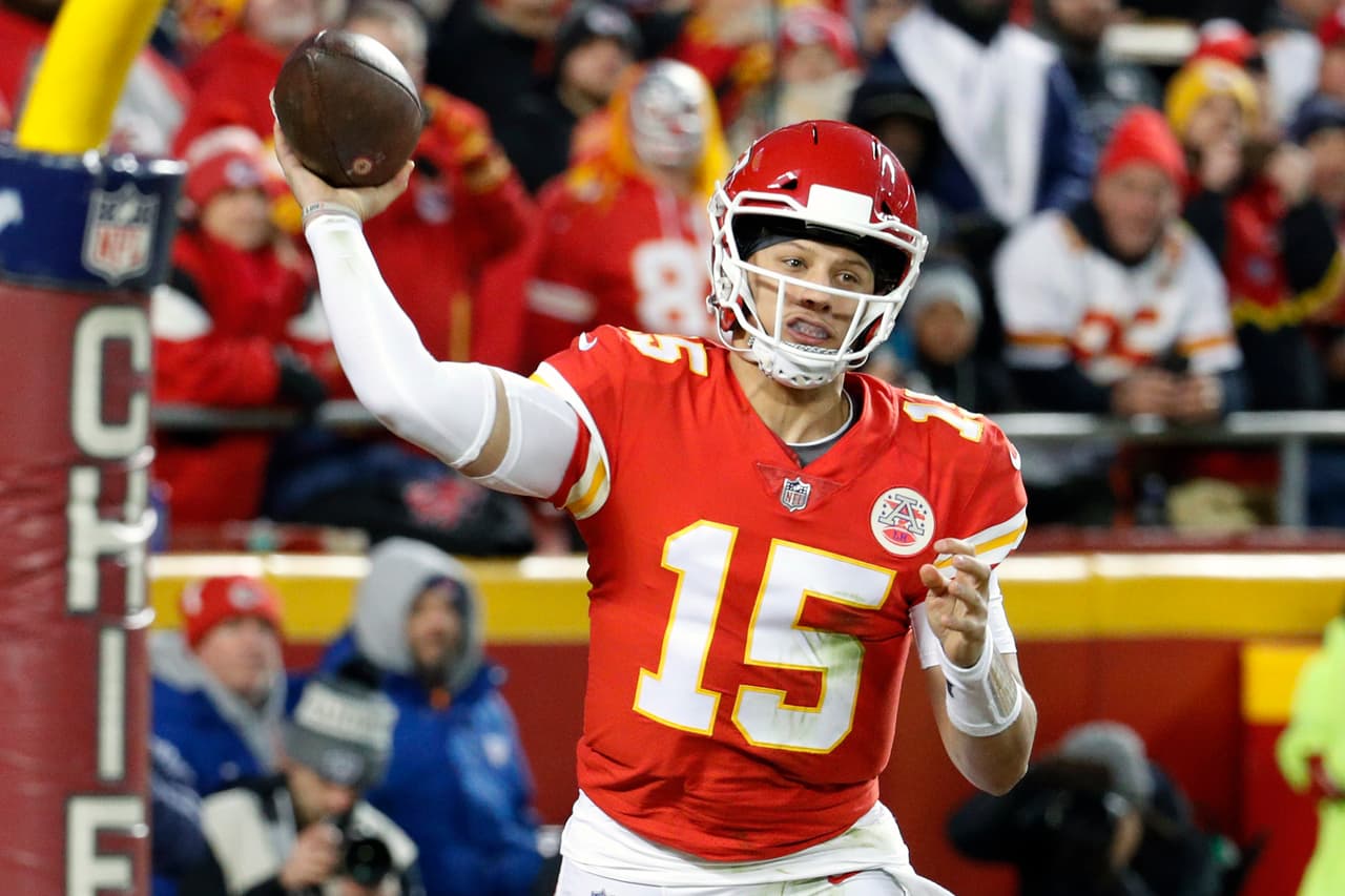 Dos pases de anotación y 281 yardas de Patrick Mahomes garantizaron el triunfo de los Chiefs en casa.