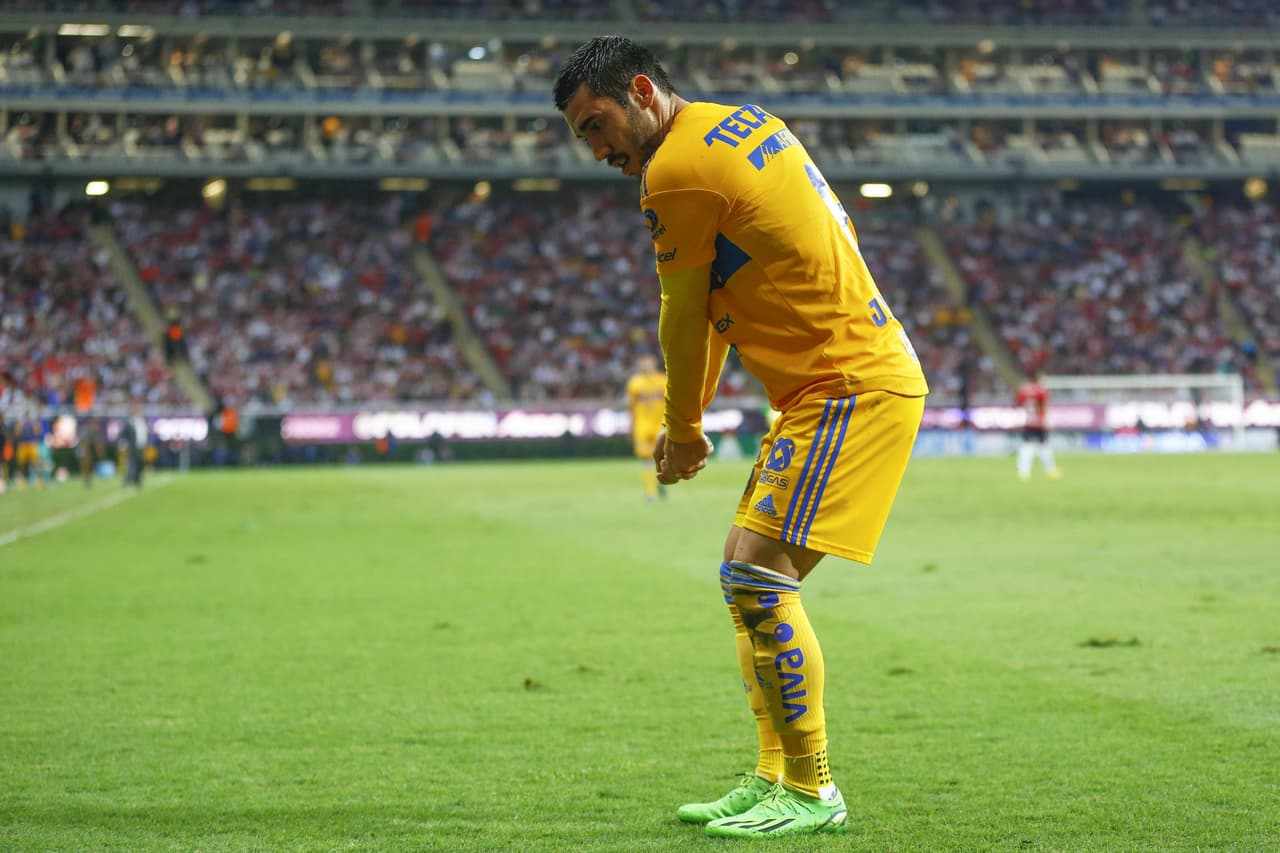 Los errores en la primera parte en propia puerta y en la del rival condenaron a Chivas antes de la media hora de juego. Juan Pablo Vigón anotó doblete y para el segundo tiempo, un error más de Miguel Jiménez permitió que Samir Caetano anotará el 0-3.