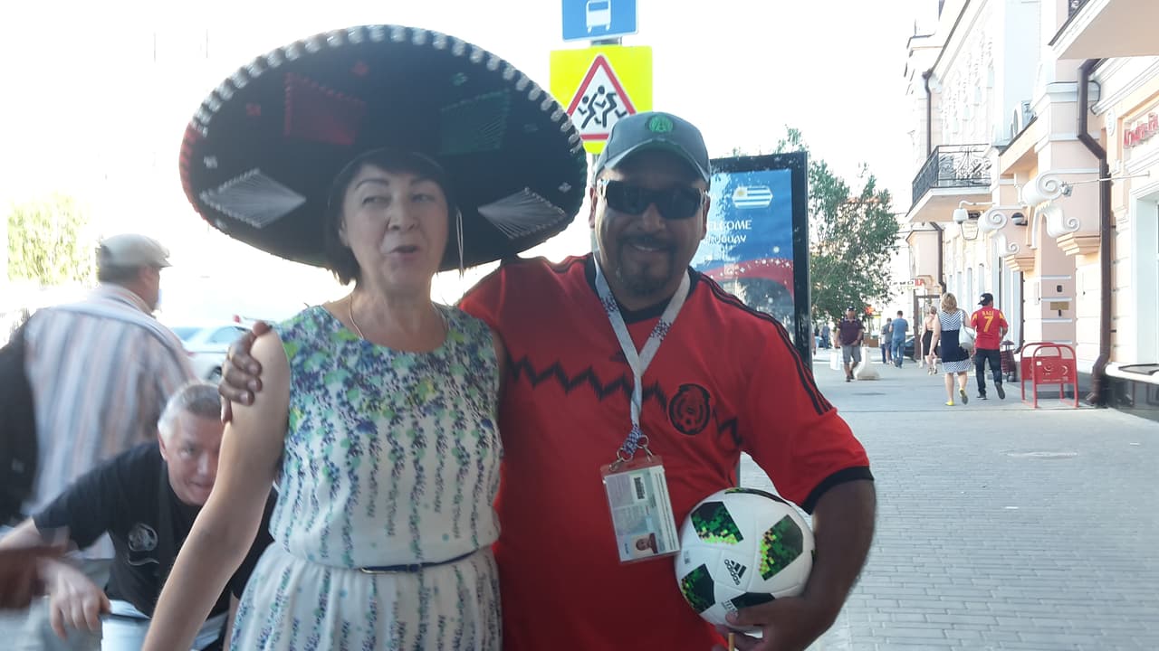 Este es el ambiente que empezaron a generar los aficionados mexicanos previo al partido contra Corea del Sur que se efectuará este sábado en Rostov.