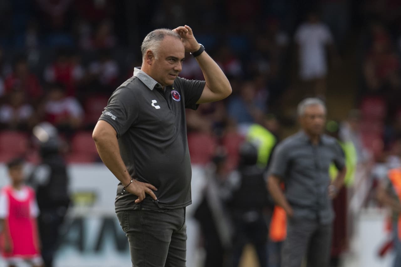 En 2018 el técnico Guillermo Vázquez renunció por falta de pago y salió a la luz el tema de dobles contratos, Kuri aseguró no deber nada y en modo de burla dijo lo siguiente: “Me voy a Italia mañana a disfrutar con el dinero de Memo Vázquez”.