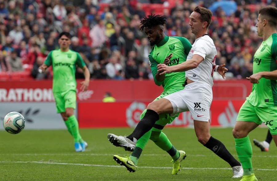 El holandés Luuk de Jong del Sevilla, y el nigeriano Chidozie Awaziem del Leganés en búsqueda del esférico.