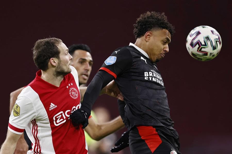 PSV y Ajax empatan 2-2 en el clásico de la Eredivisie. Eran Zahavi marcó doblete para los 'rojiblancos', mientras que Quincy Promes y Antoni Matheus Dos Santos, le dieron el empate al Eindhoven.
