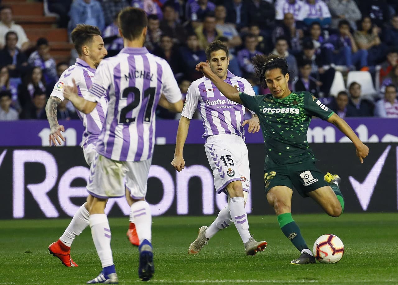 El mexicano Diego Lainez (derecha) fue titular y sustituido para el segundo tiempo, mientras su compatriota Andrés Guardado ingresó al minuto 35.
