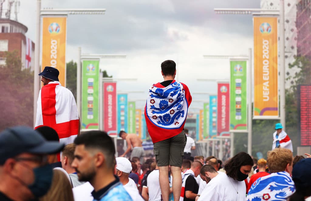 Aún no empieza el partido y se vive la locura fuera del estadio de Wembley. Aficionados ingleses e italianos disfrutan una atmósfera de emociones entre cantos, bebidas y disfraces, previo a la final de la Euro 2020 entre Italia e Inglaterra.