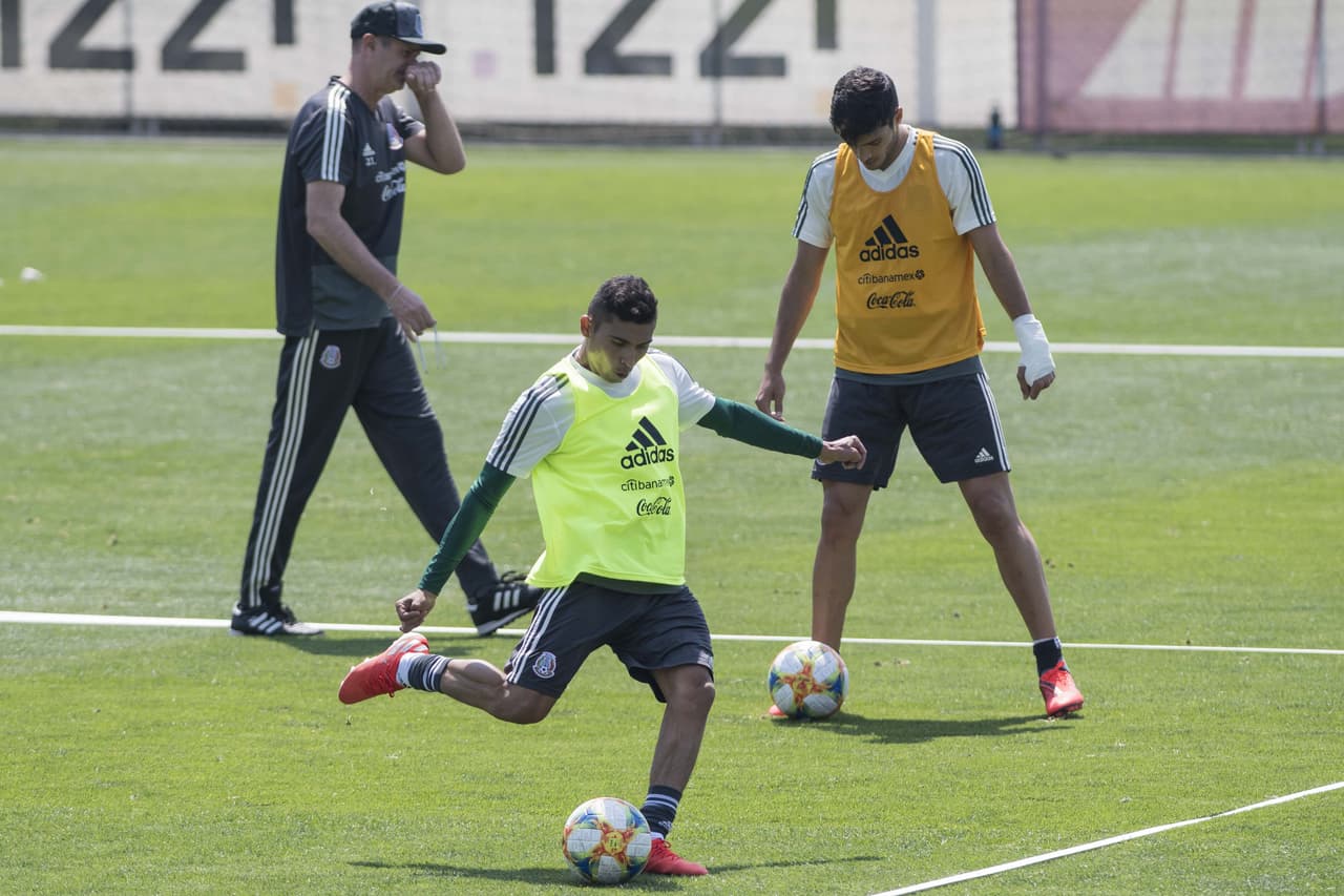 El argentino Gerardo Martino, técnico de la
<b>Selección Mexicana</b>, realiza ajustes con los
<a href="https://www.univision.com/deportes/futbol/mexico/los-rostros-de-gerardo-tata-martino-en-la-rueda-de-prensa-de-cara-a-la-copa-oro-fotos" target="_blank">jugadores de su convocatoria</a> para la
<b>Copa Oro</b>, su primer reto en un torneo oficial con el 'Tri'.