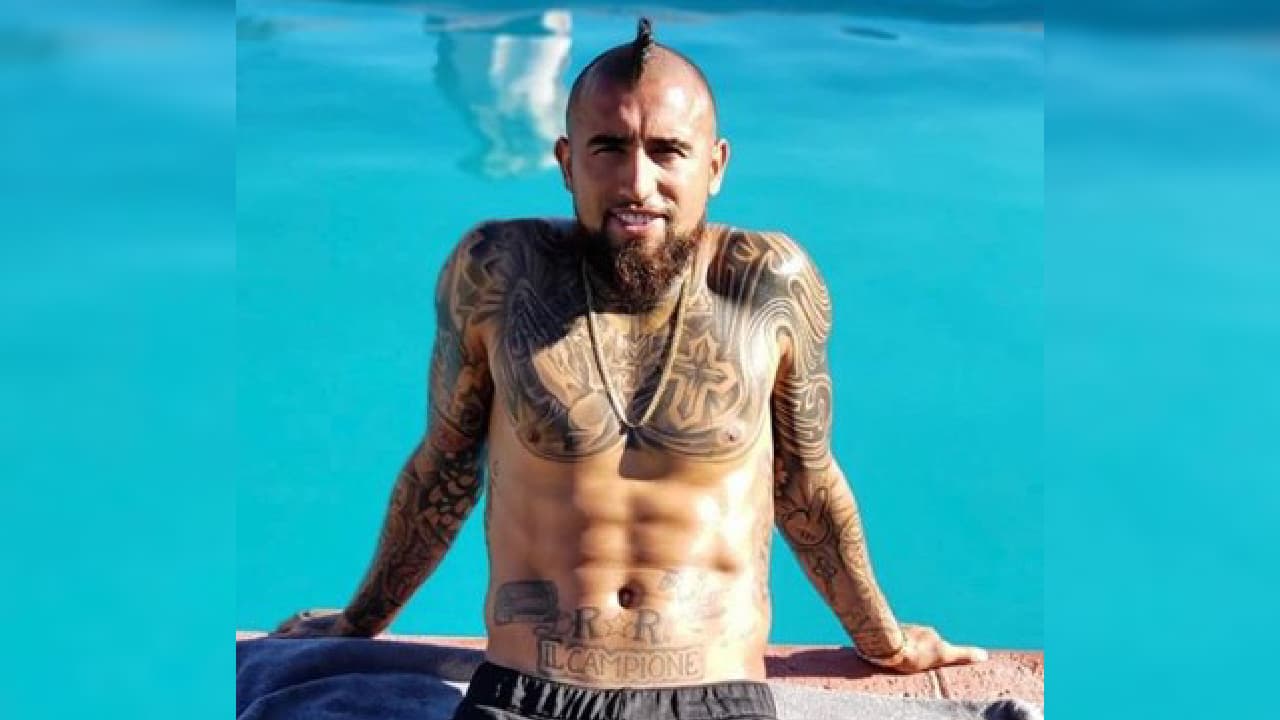 En su brazo izquierdo tiene un 'dibujo animado' de un guante. Empata con su personalidad descarada.