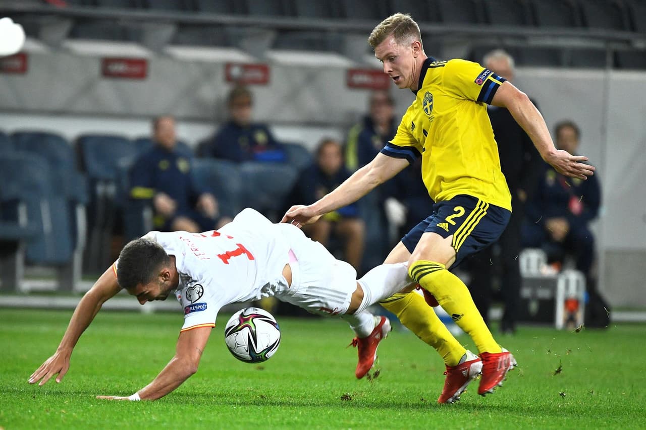 Suecia derrota 2-1 a España y consigue tomar la primera posición del grupo B en las calificatorias de la UEFA rumbo al Mundial de Catra 2022. Carlos Soler, al minuto 4, abrió el partido para los españoles, pero los suecos no dejaron pasar tiempo, pues un minuto después Alexander Isak ya empataba el partido y, en la segunda mitad, Viktor Claesson le dio el triufo a los 'Vikingos'.