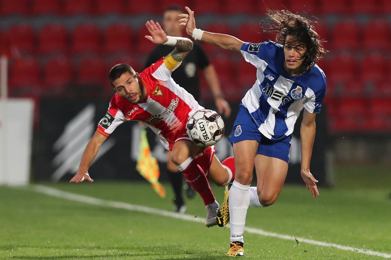 Porto no puede en su visita al CD Aves y terminan empatando 0-0. Al minuto 22 Zé Luís tuvo la oportunidad desde los once pasos, pero no logra aprovechar y el balón termina en las manos del arquero.