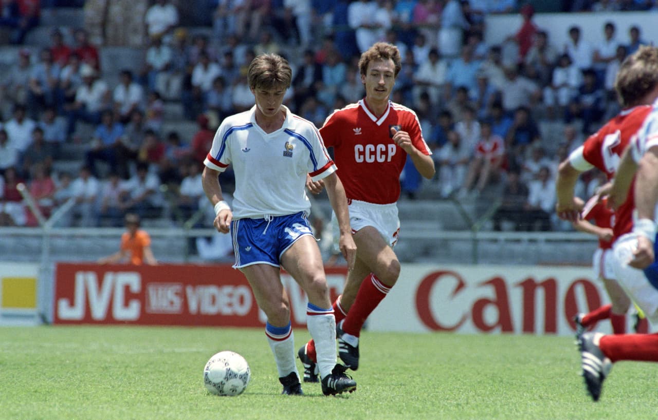 Varios fueron los países que desaparecieron por desintegración, pero que participaron en Mundiales de fútbol. El más célebre quizás es la Unión Soviética, que estuvo durante siete grandes citas.