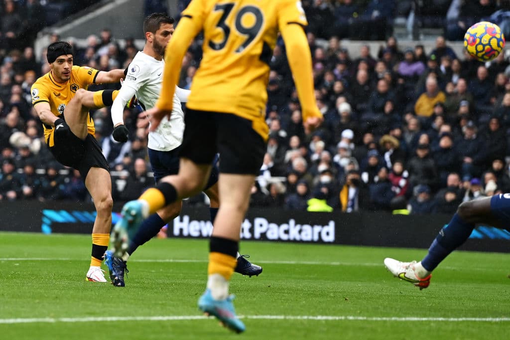 Wolverhampton se luce y golea 2-0 al Tottenham como visitante durante la J25 en la Premier League. El mexicano Raúl Jiménez anotó gol al 6', seguido de Leander Dendoncker al 18'.