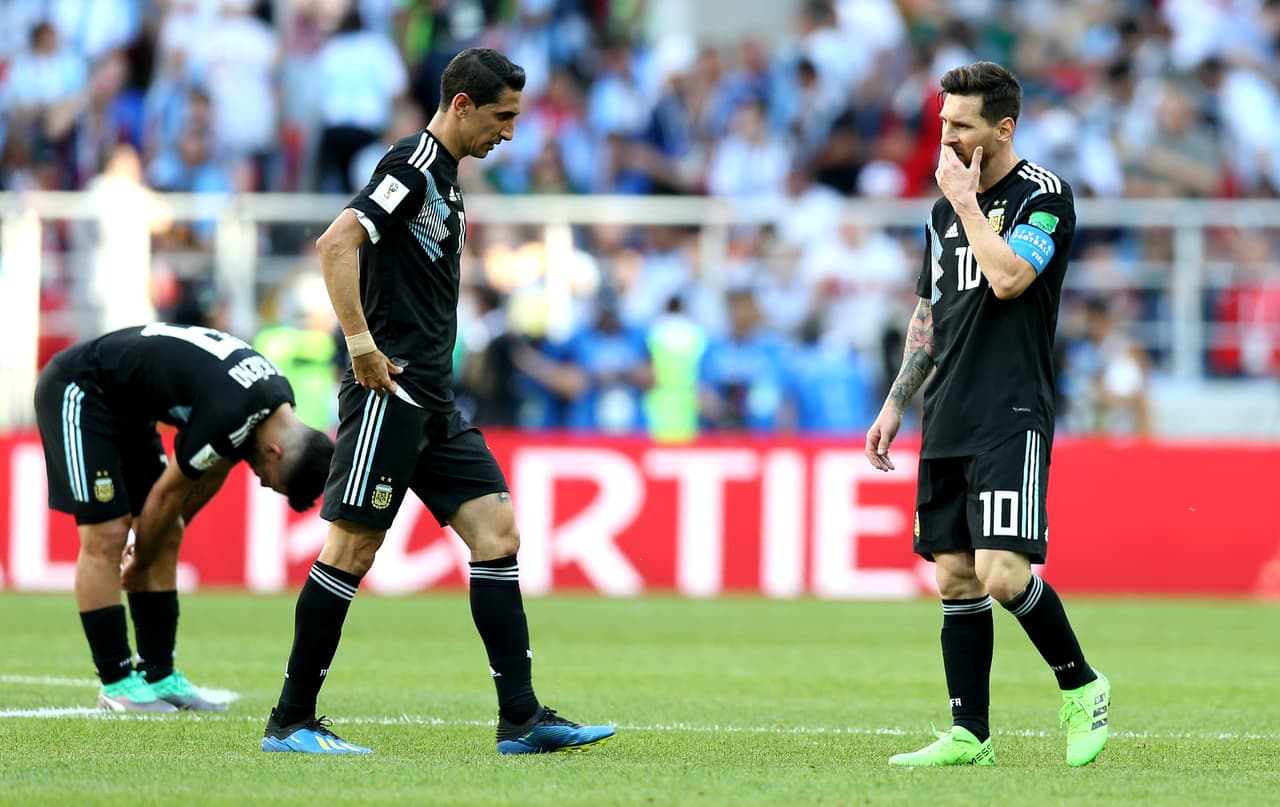 <b>ARGENTINA</b>
<br>La selección argentina logró meterse a los octavos de final y seguir con vida, pero no por eso vamos a hacer a un lado la gran decepción que ha resultado en este Mundial. Viene de ser subcampeona en Brasil 2014 y tiene en sus filas a Lionel Messi, para muchos el mejor jugador de la historia, méritos suficientes para criticar su lamentable forma de jugar.