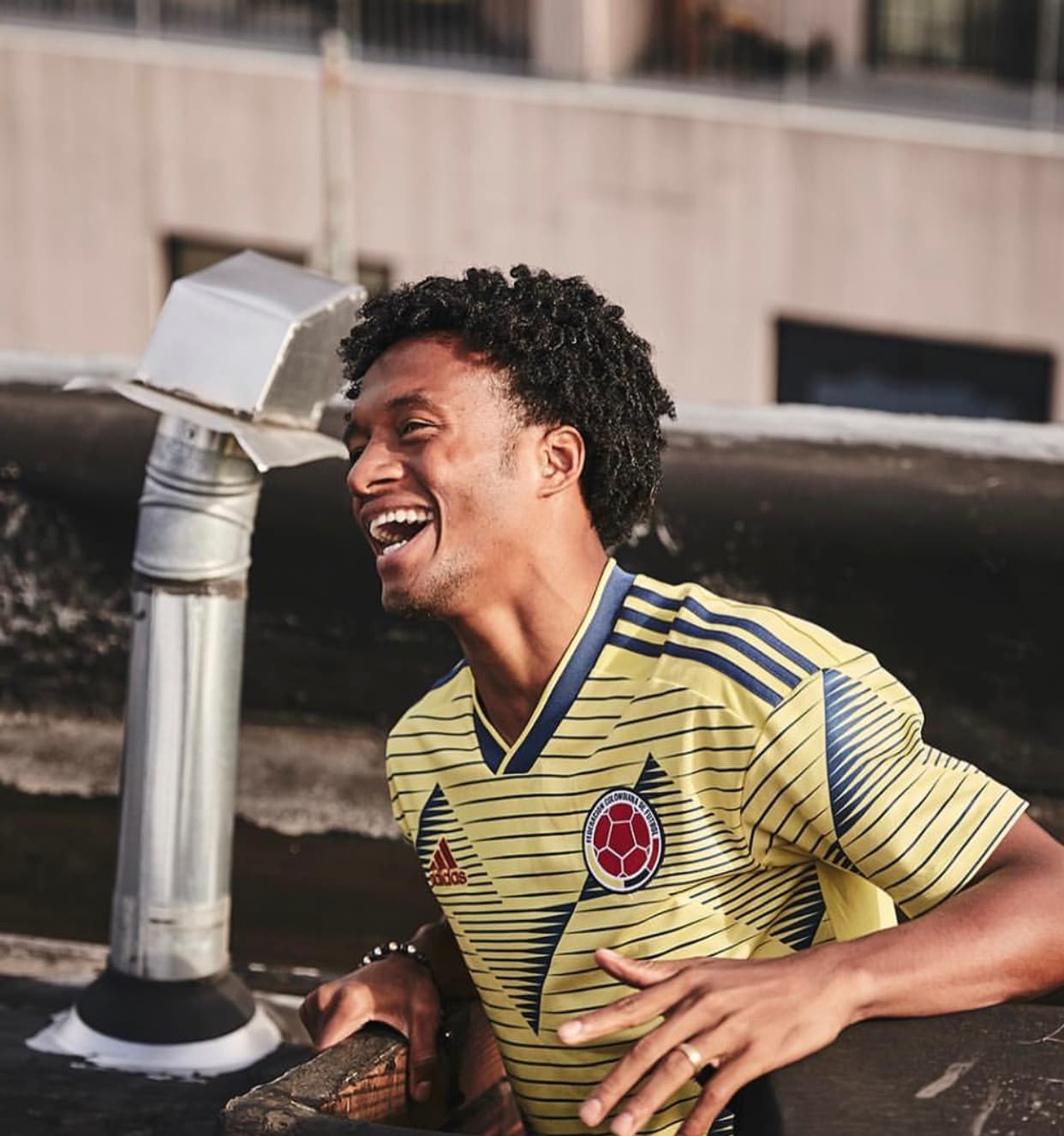 ¡Alegría! Este martes la marca alemana hizo oficial la nueva playera con la que Colombia enfrentará los próximos amistosos ante Japón y Corea del Sur, así como la Copa América 2019, con unas particulares fotografías con protagonismo de James Rodríguez, David Ospina, Juan Guillermo Cuadrado, Wilmar Barrios y Santiago Arias.