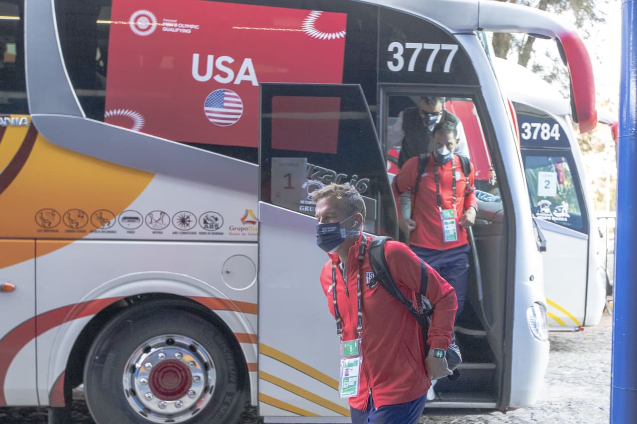 Ambos equipos llegan tras conseguir dos victorias en el torneo, el partido más esperado de los grupos por fin ha llegado y el Estadio Jalisco se encuentra listo para el pitazo inical.