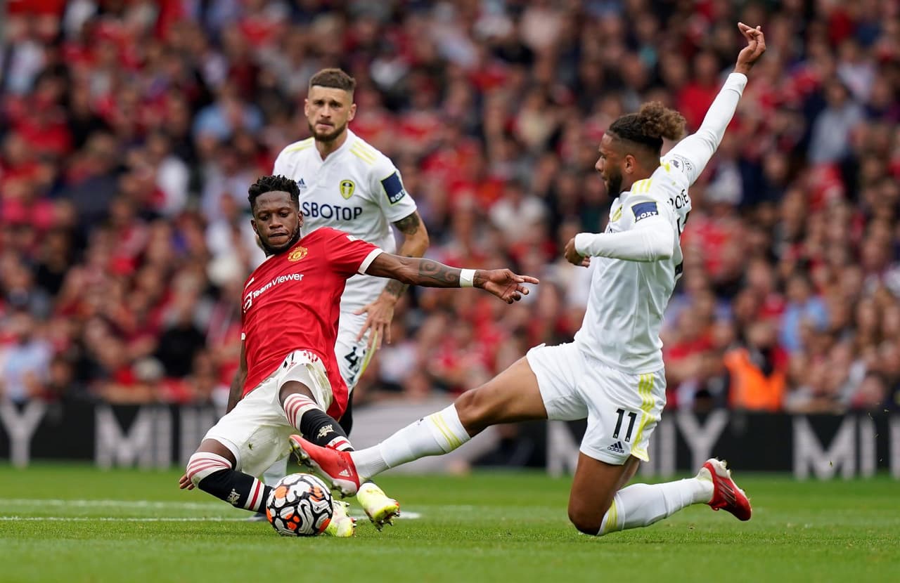 Manchester United propina una goliza a Leeds 5-1 en el primer partido de la temporada en la Premier League. Bruno Fernandez se lución con un hat-trick, mientras que Pogba hizo un poker de asistecias, Greenwood y Rodrigues Santos sumaron gol para la victora.