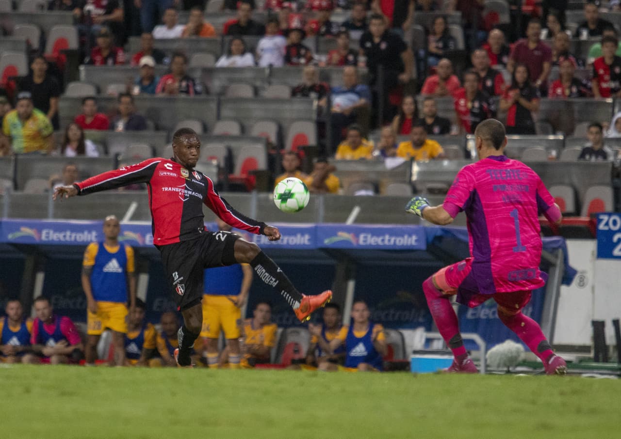 Atlas hizo valer su condición de local en el Estadio Jalisco y lleva ventaja para la vuelta de la Semifinal ante Tigres en el Universitario.
