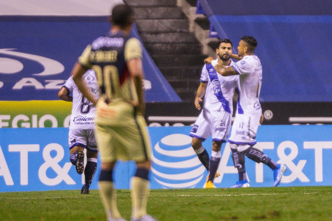 Con un doble cabezazo en el área, el Puebla toma la ventaja en el partido.