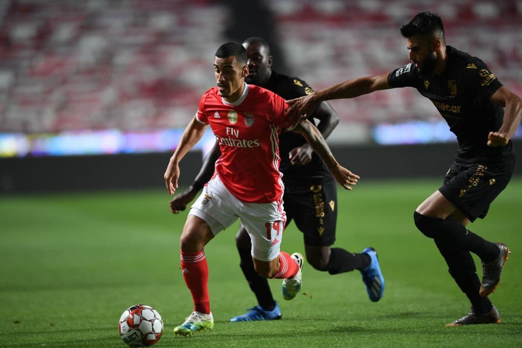 Benfica derrota 2-0 al Vitoria y prolonga la coronación del Porto por lo menos una jarnada más.