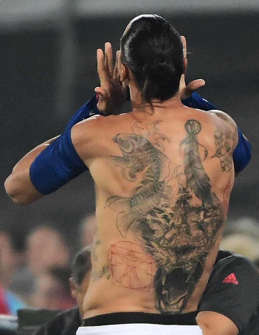 Entre los tatuajes que tiene el sueco Zlatan Ibrahimovic se destaca el de un dragón que representa su carácter y temperamento, y un as de picas y otros de corazones con los que busca protegerse de la adversidad. También tiene dibujado un 'Hombre de Vitrubio', que refleja la armonía del hombre con el Universo.