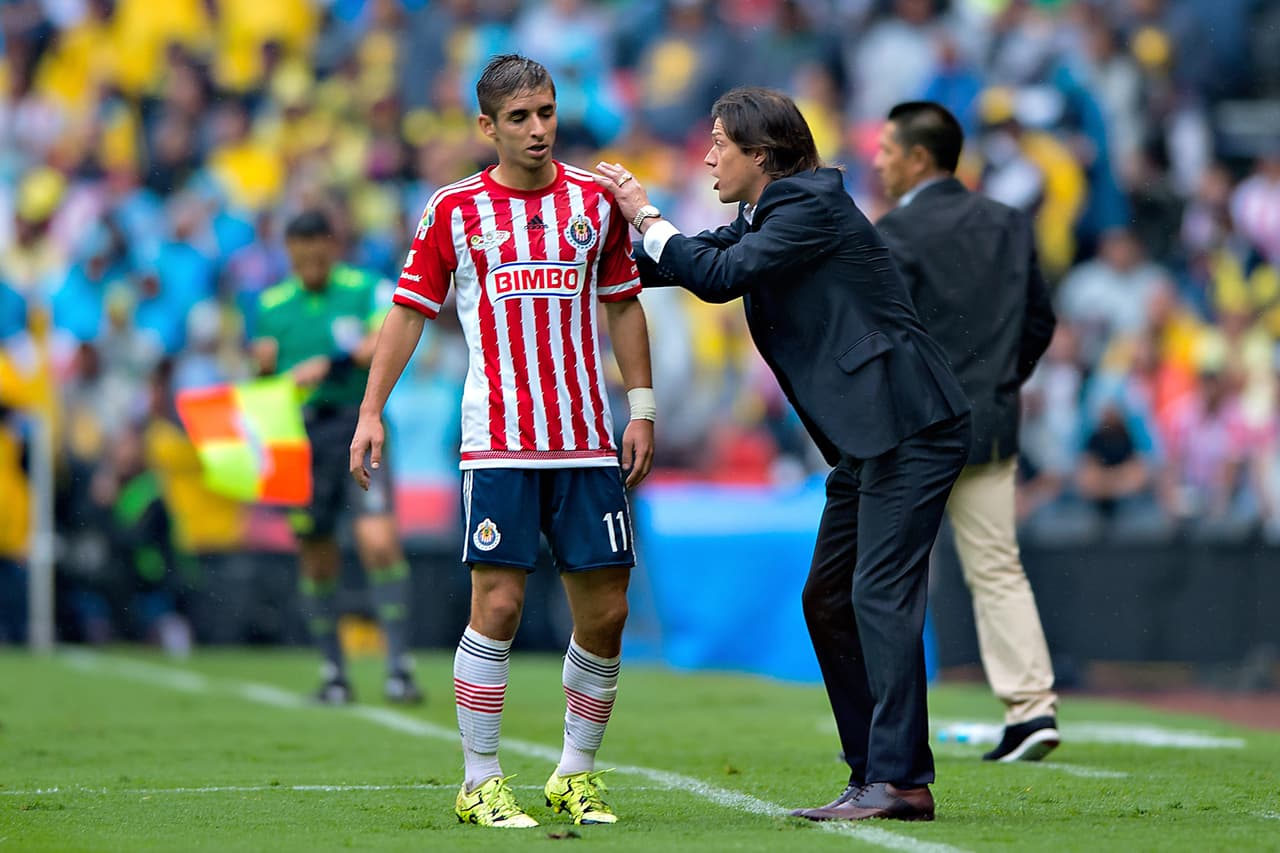 El primer duelo entre ellos fue en el Clausura 2015 el que fue apenas el segundo partido del 'Pelado' Almeyda en el banco del Rebaño lo que generaba incredulidad en un resultado favorable para los tapatíos.