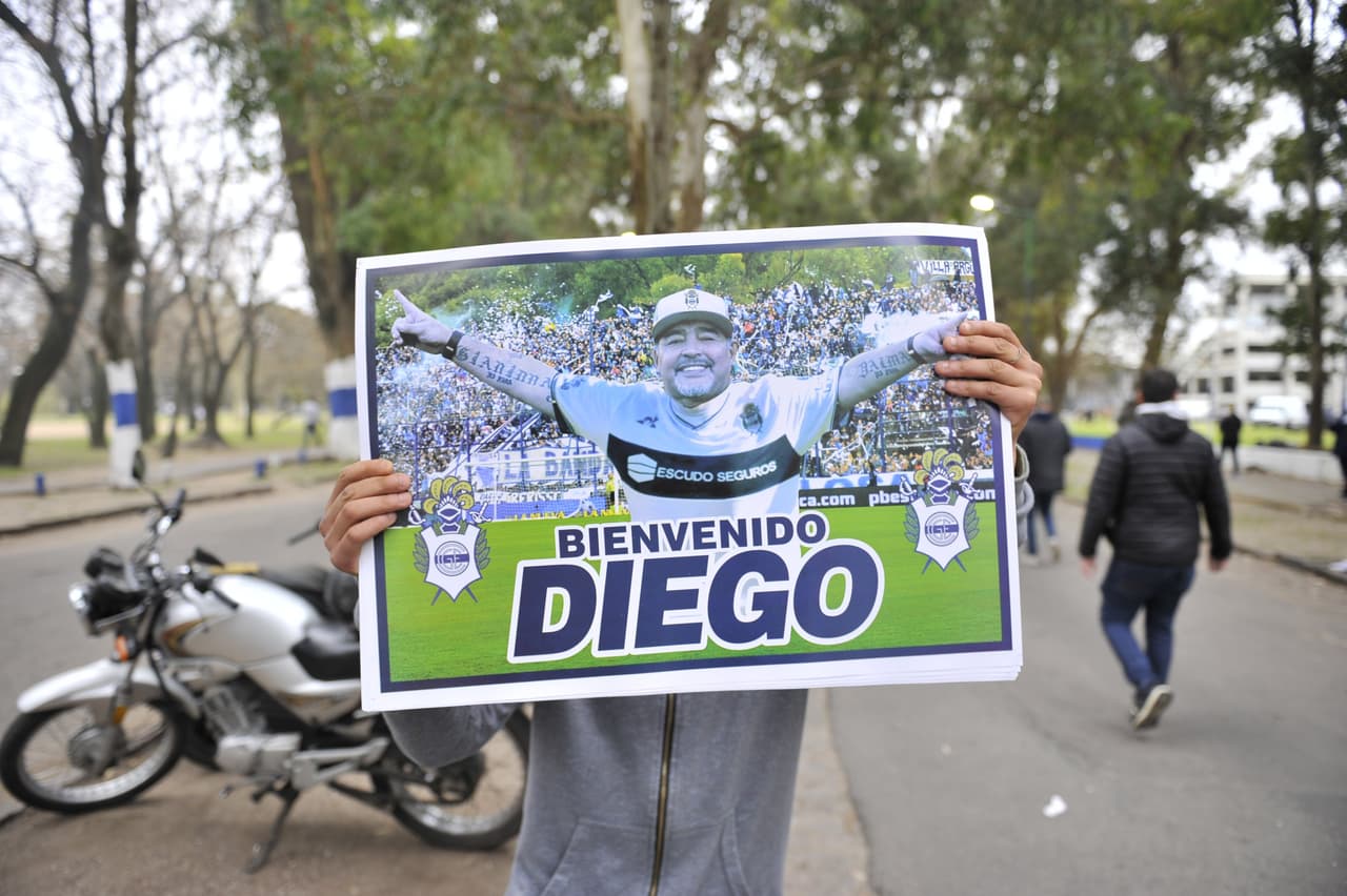Diego es muy bien recibido por la hinchada.