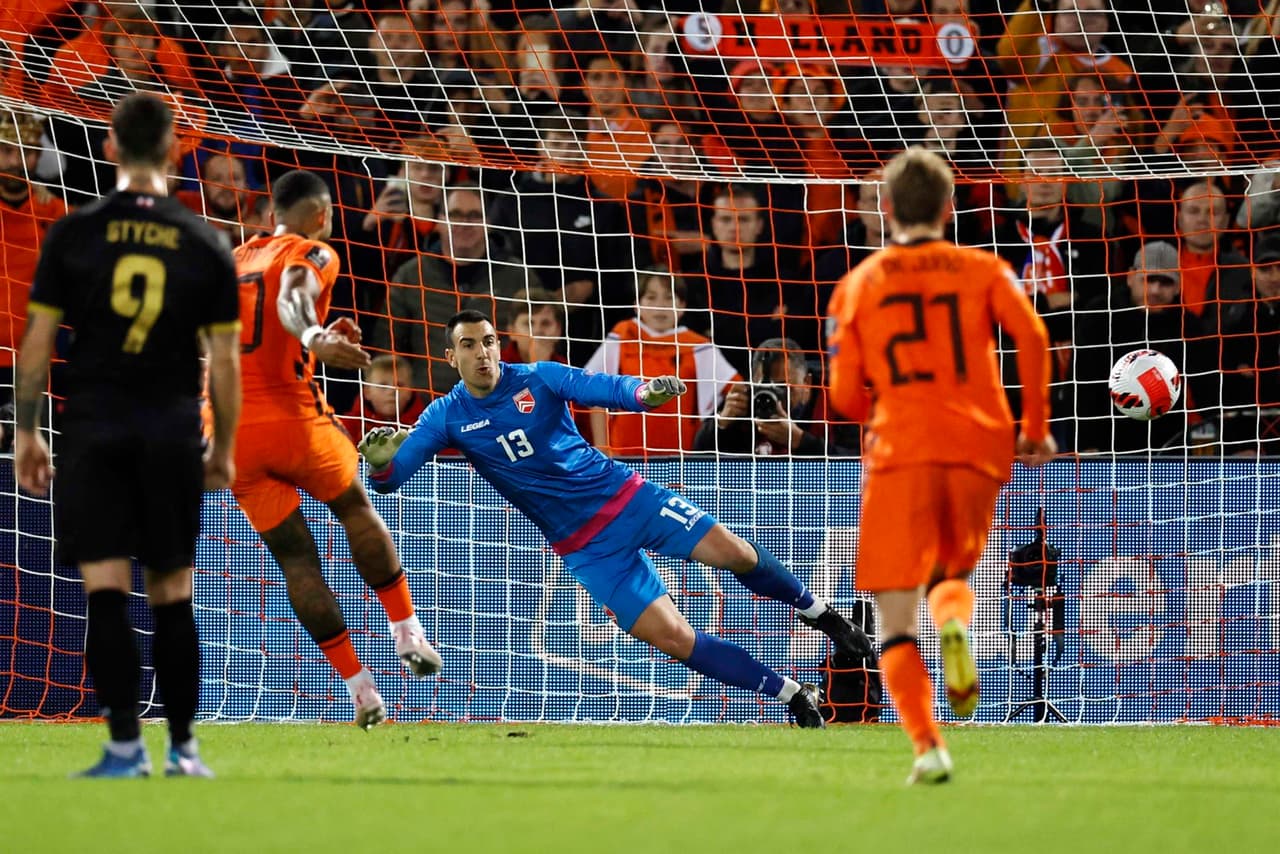 Goleada que recibió Gibraltar ante Países Bajos con marcador de 0-6 durante las eliminatorias de la UEFA, rumbo a Catar 2022. Virgil Van Dijk, Memphis Depay con dos, Denzel Dumfries, Amaut Danjuma y Donyell Malen, sumaron goles para el triunfo durante esta fecha y se colocan en la cima del grupo G.