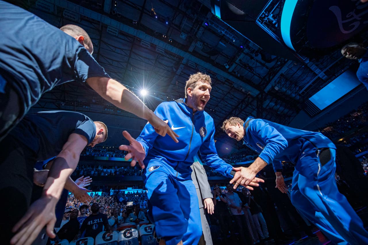 Dirk Nowitzki no había dado visos de anunciar el fin de su carrera en la NBA, una pregunta que le hicieron durante los años recientes. Y muchos pensaban que el alemán sumaría su campaña 22 a los libros, pero la historia cambió esta noche.