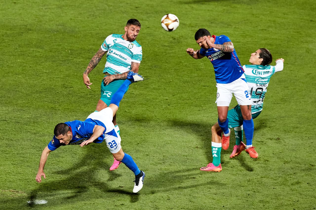 Luis Romo se encarga de darle la ventaja a Cruz Azul luego de vencer 0-1 a Santos en el Estadio Corona.