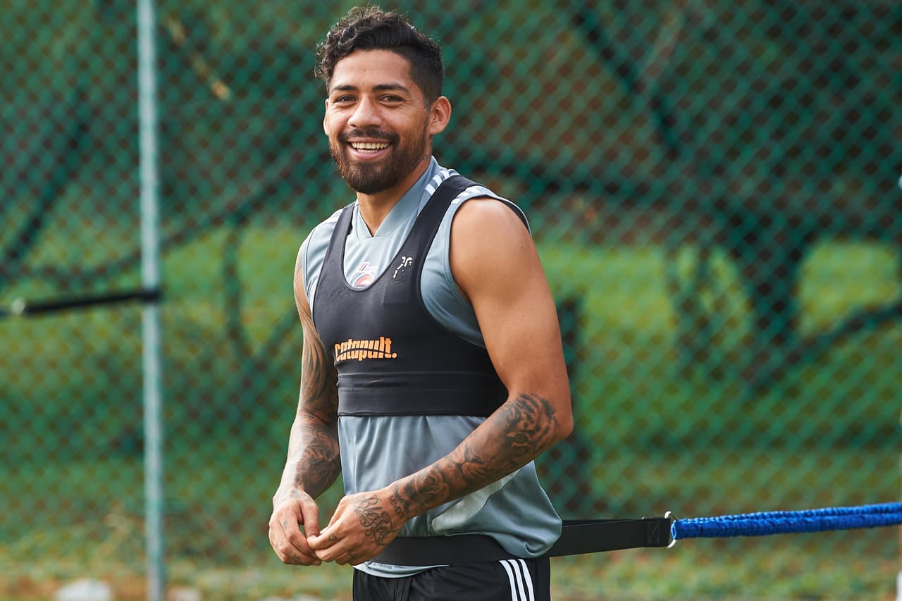 Javier Aquino, jugador de Tigres, luce un gran tigre en su antebrazo izquierdo.