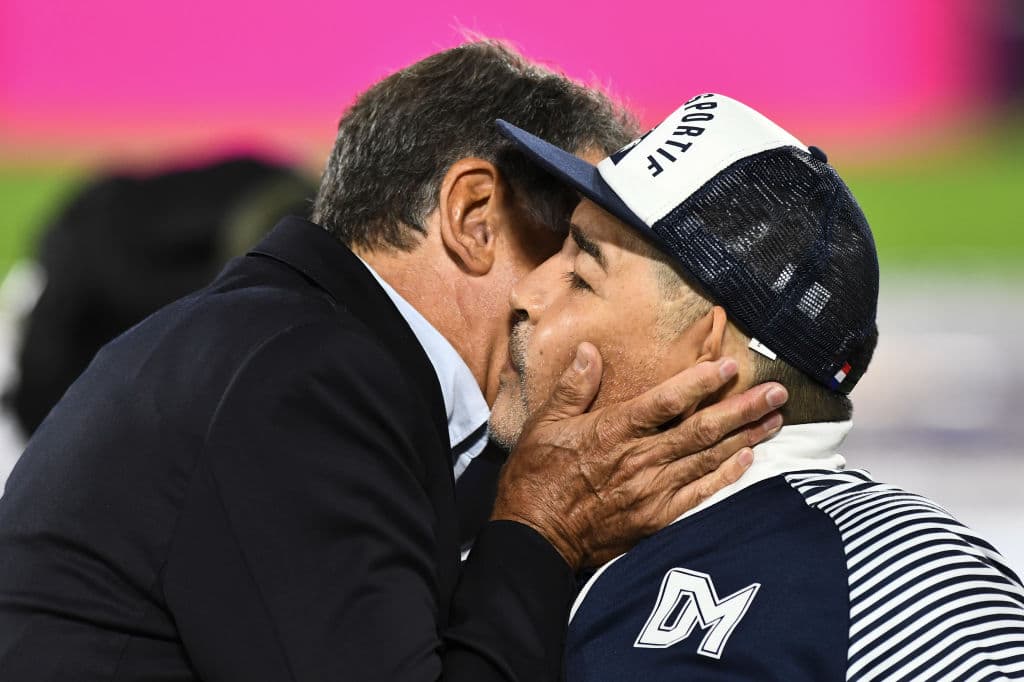 Miguel Ángel Brindisi lo saluda previo al encuentro.