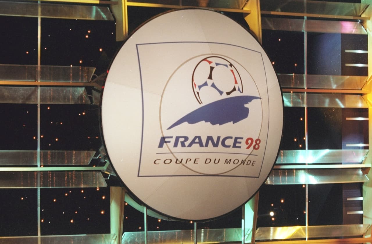 El Mundial de Francia 1998 estuvo marcada por la llegada de más equipos a la justa mundialista. Este Mundial fue el primero que se jugó con el formato de 32 equipos dejando atrás a los 24 que se venía ocupando en ediciones anteriores.