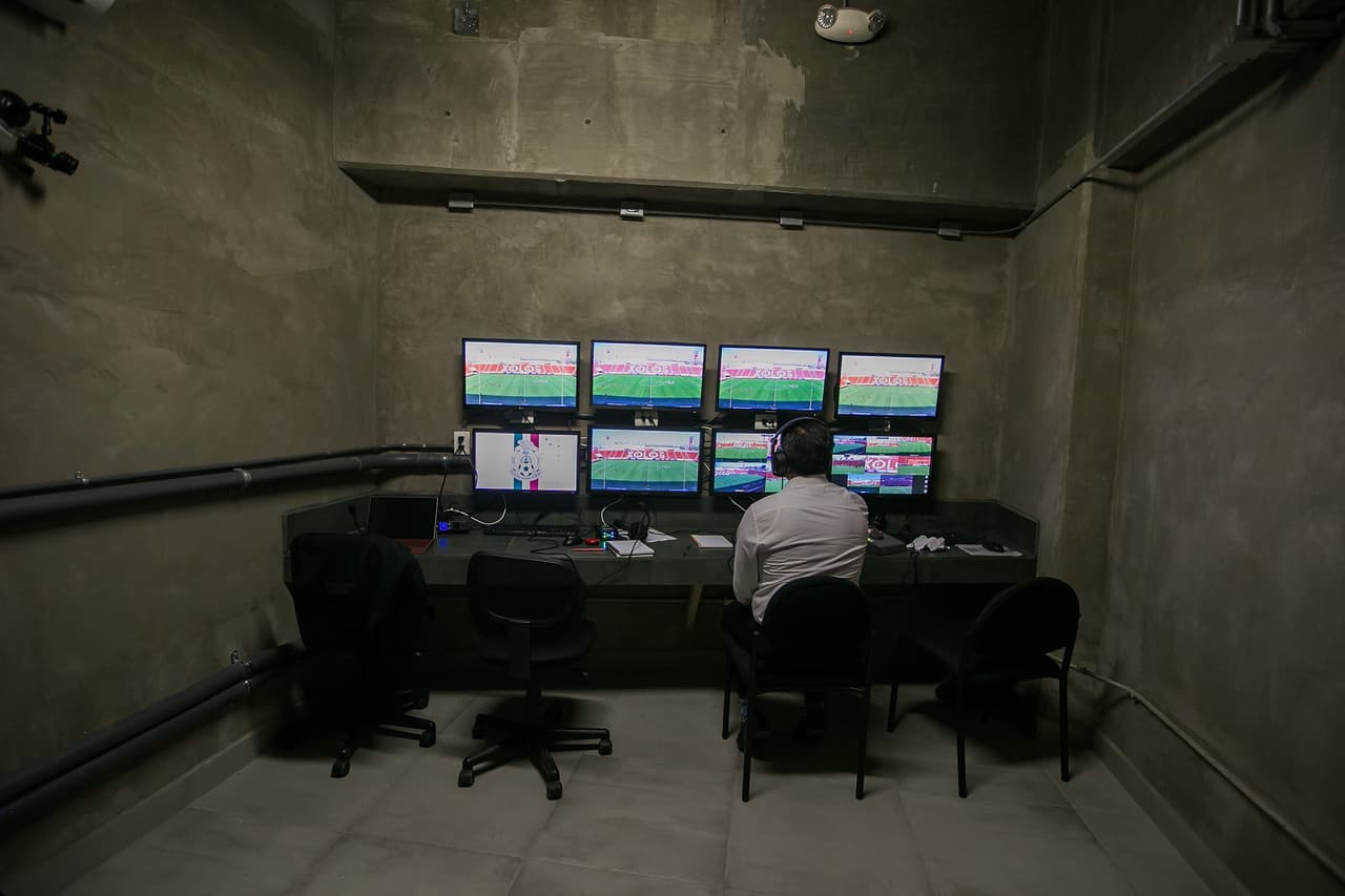 La tecnología de las múltiples cámaras también está a disposición como apoyo arbitral.