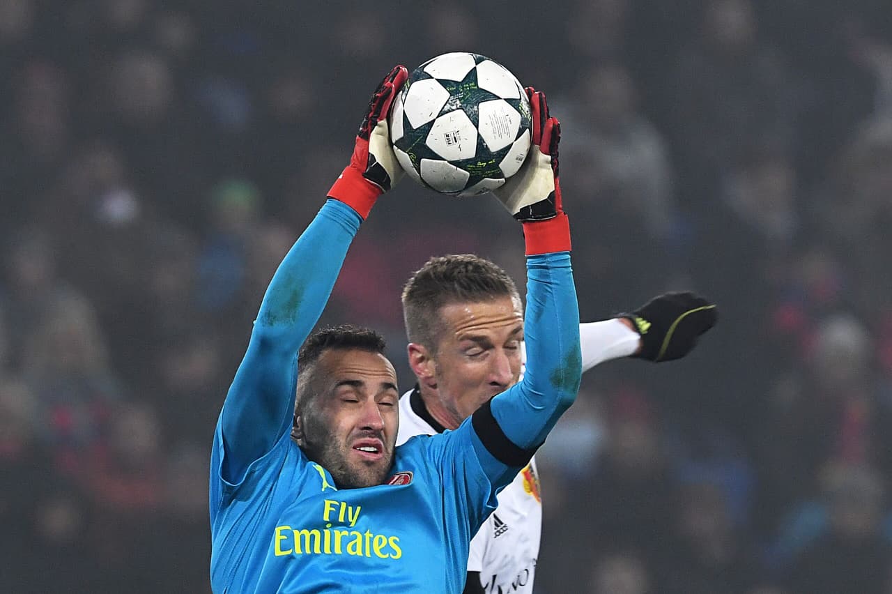 El arquero colombiano David Ospina demuestra que desde la defensa también se pueden ganar partidos con Arsenal, equipo que cuenta en el ataque con la capacidad colectiva y goleadora del chileno Alexis Sánchez.