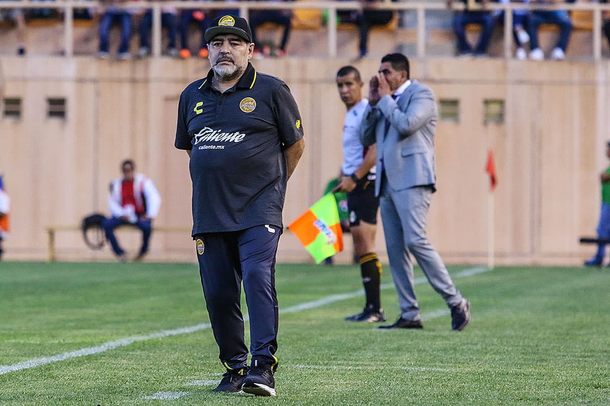Con el paso de los minutos no llegaba el gol del empate y ya había preocupación en el rostro del técnico de Dorados, Diego Armando Maradona.