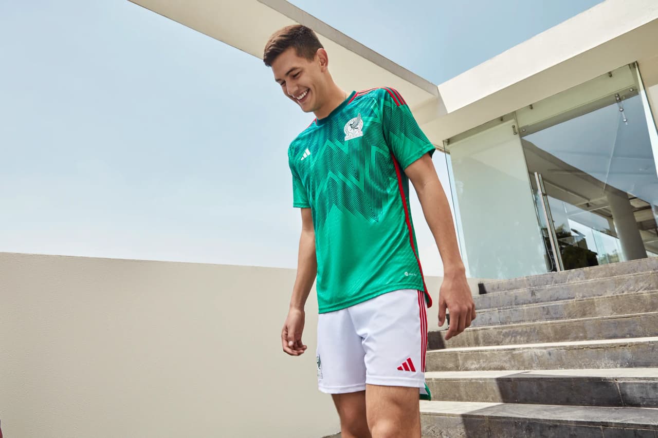 Con el lema, “El origen que nos une”, la nueva playera de México regresa a sus orígenes al utilizar los colores de la bandera --verde, blanco y rojo--.