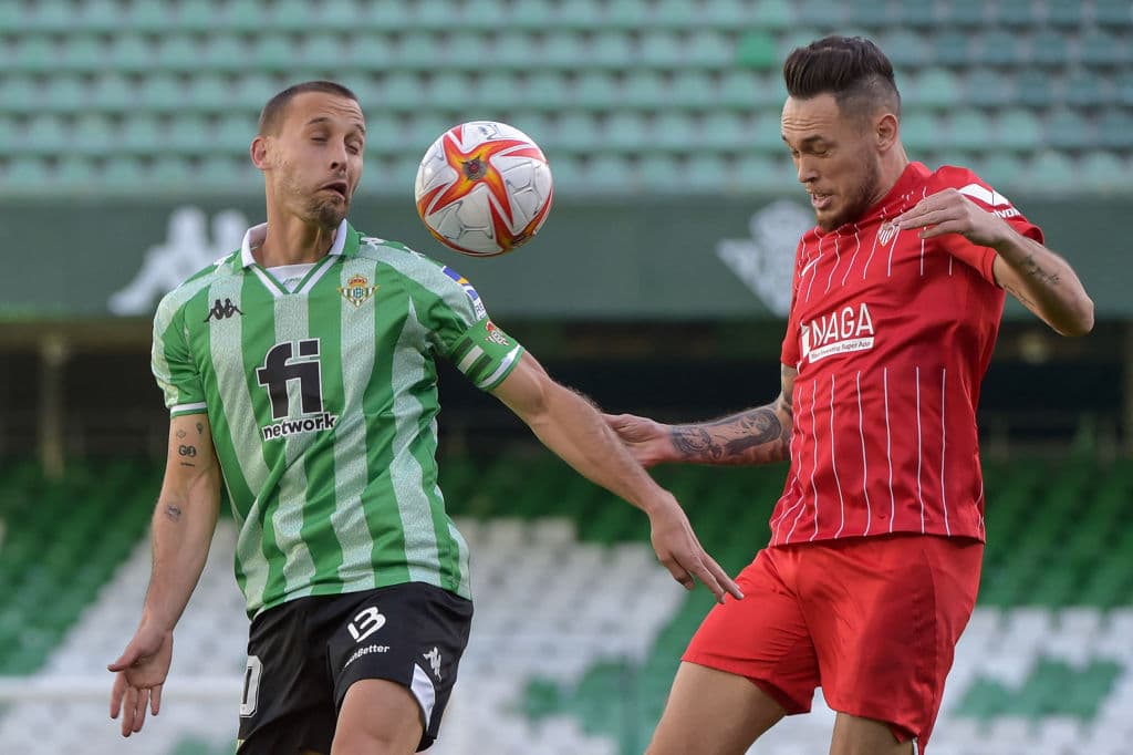 Tras la reanudación del partido este domingo, desde el minuto 39’, el Betis abrió el marcador con un gol de Sergio Canales en el minuto 73, y así los verdiblancos consiguieron su pase a la siguiente ronda. El mexicano Jesús ‘Tecatito’ Corona vio su debut al minuto 67’.
