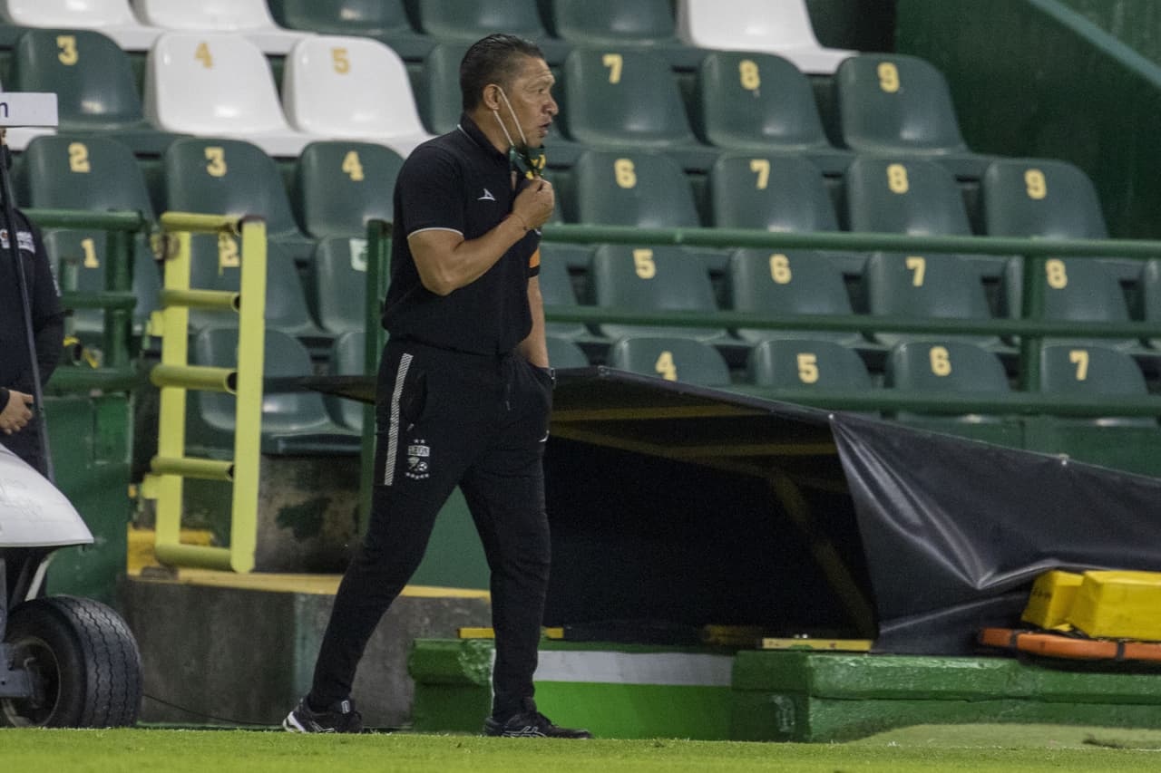 Maximiliano Perg (5’) clavó un autogol que adelantó al León y Ángel Mena (30’) creció la ventaja. George Corral salió expulsado a los 51’ de juego.