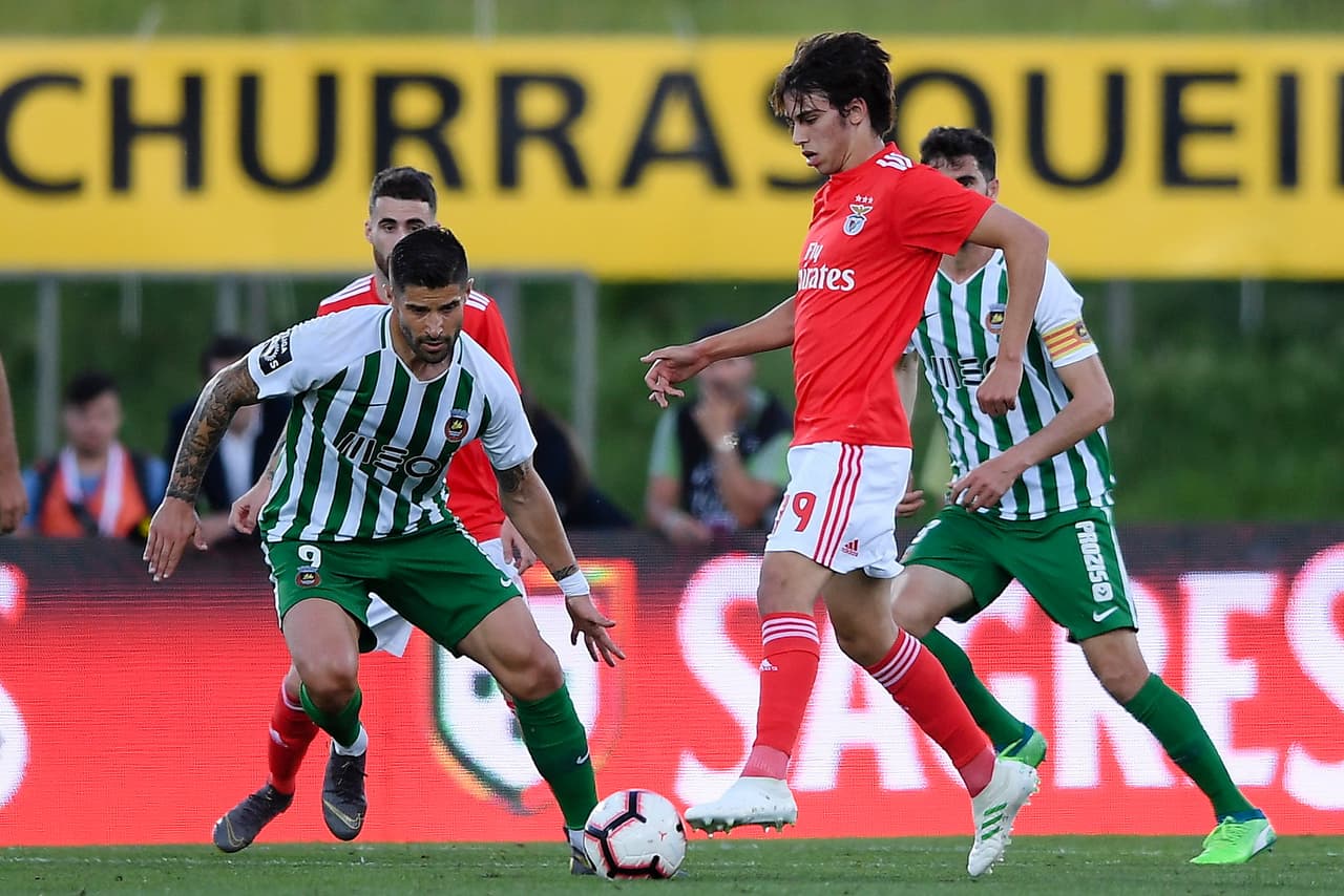 La intensidad no le alcanzó al Rio Ave y Benfica se lleva un triunfo polémico, pero crucial en su aspiración de ser campeón.