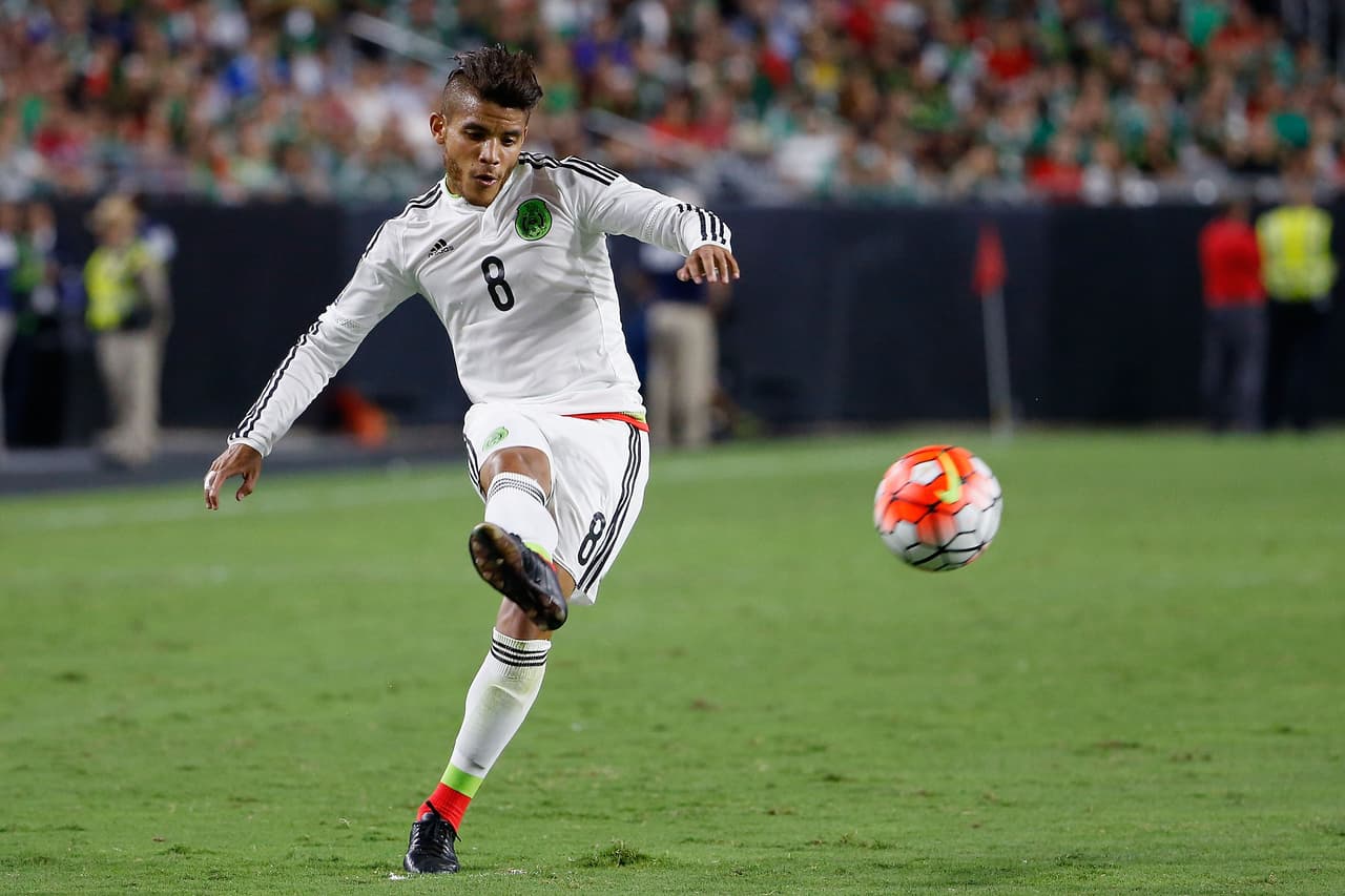Jonathan Dos Santos. Se ganó la titularidad en Copa Oro con Miguel Herrera y aunque en su equipo no es precisamente un titular indiscutible, se busca tener un hombre con su visión de campo en el medio campo mexicano.