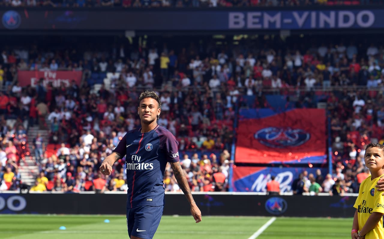 2017 - Neymar Jr (de F.C. Barcelona al Paris Saint-Germain): 252 millones de dólares.