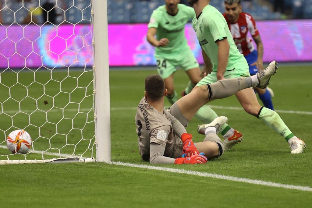 Athletic deja fuera al Atlético de Madrid en la semifinal de la Supercopa de España, con marcador de 2-1 y se enfrentará al Real Madrid por el título. Yeray Alvarez (77') y Nico Williams (81') le dieron el triunfo a los leones. Unaí Simón le dio el único gol a los colchoneros y fue en contra.