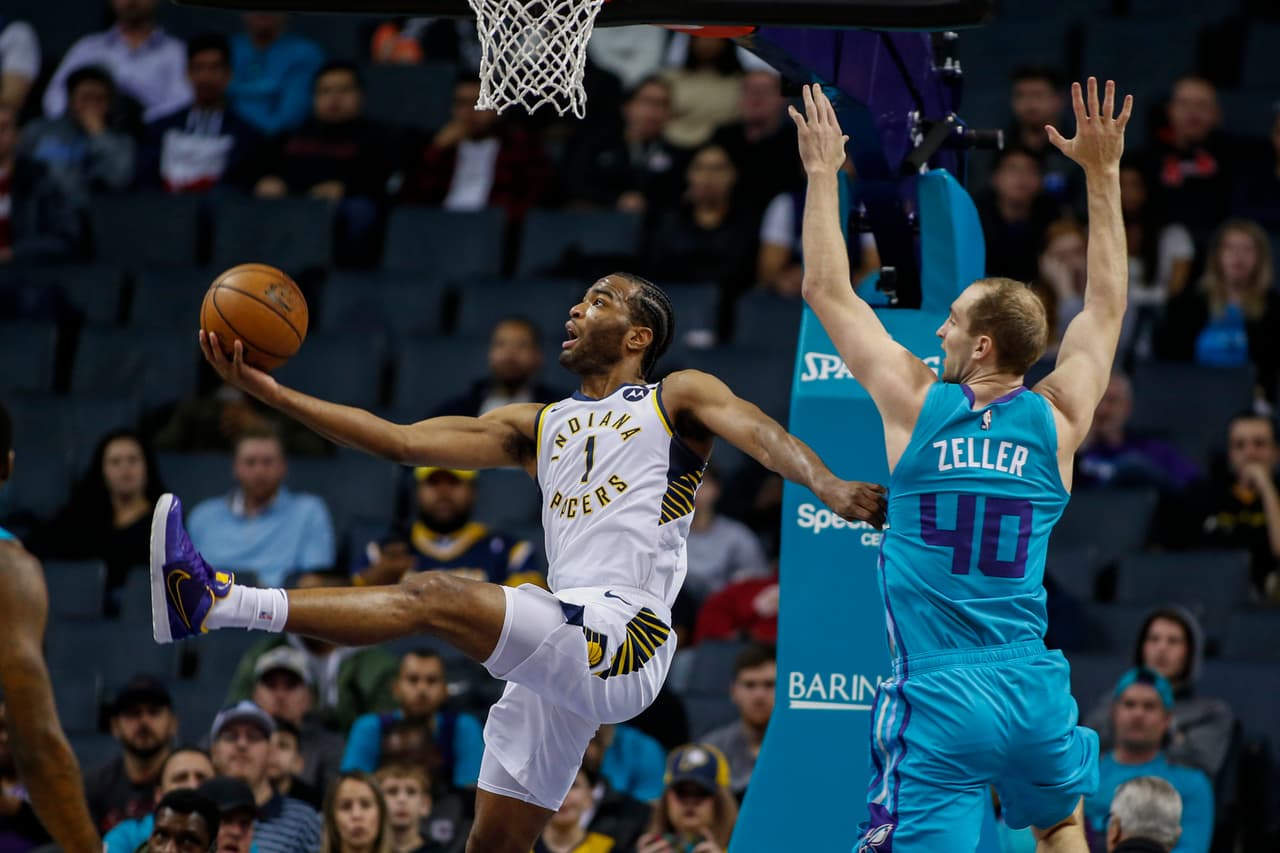 Hornets 104-115 Pacers. T.J. Warren se luce con una canasta ante la impotencia de Cody Zeller.